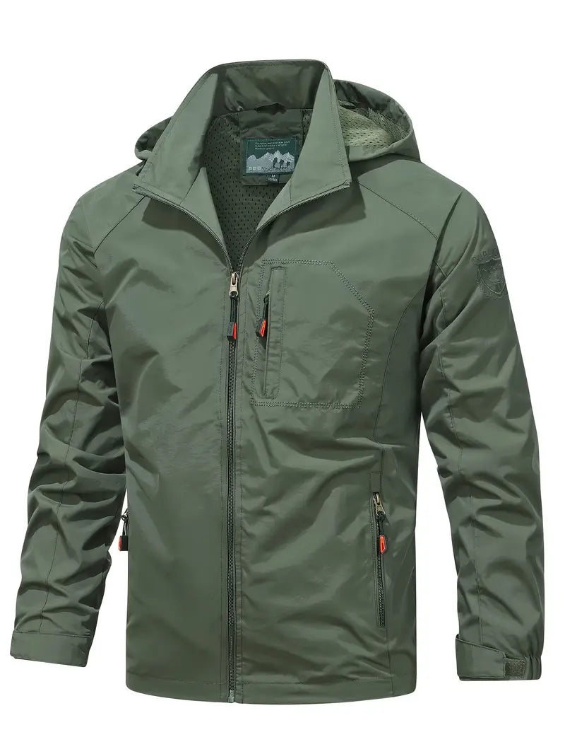 Model presenteert de getailleerde pasvorm van de khaki herenjas, met aandacht voor het silhouet.