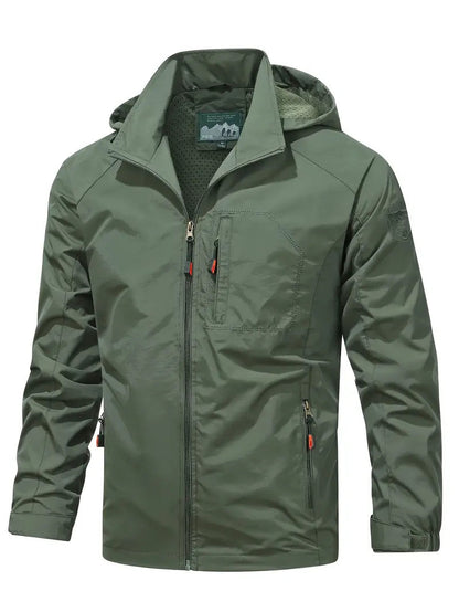 Model presenteert de getailleerde pasvorm van de khaki herenjas, met aandacht voor het silhouet.