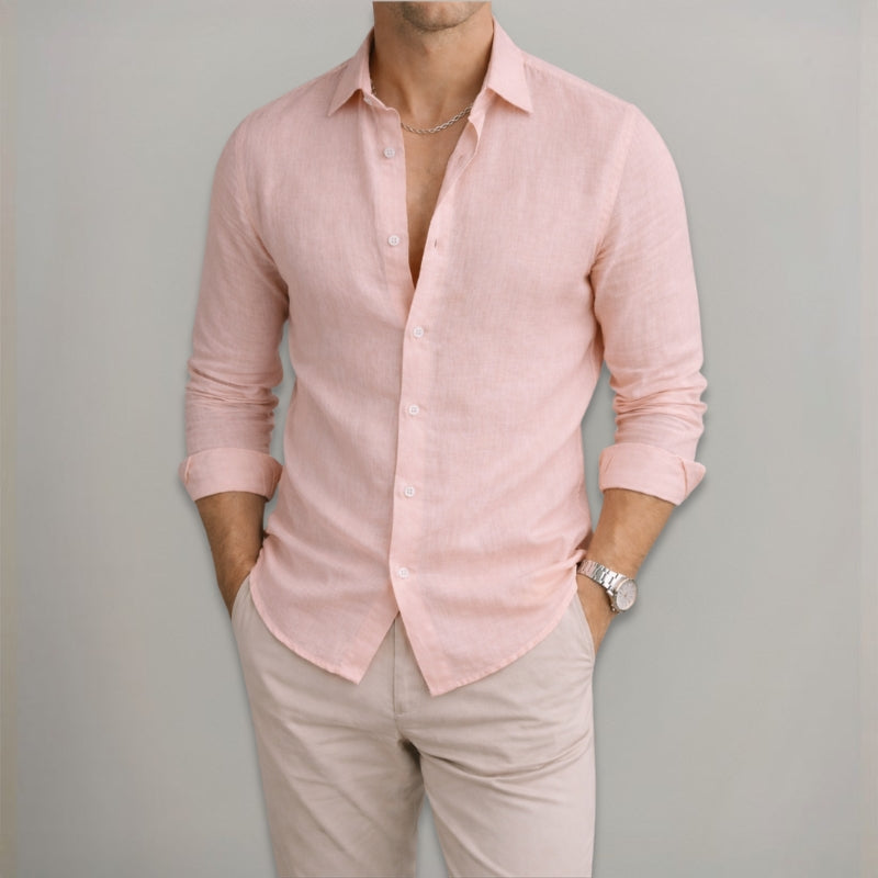 Het Milo linnen overhemd in een roze kleur, op een hanger, met focus op de materiaalkwaliteit.