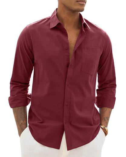 Model draagt het beige Nils linnenmix herenshirt, gecombineerd met een lichte short.