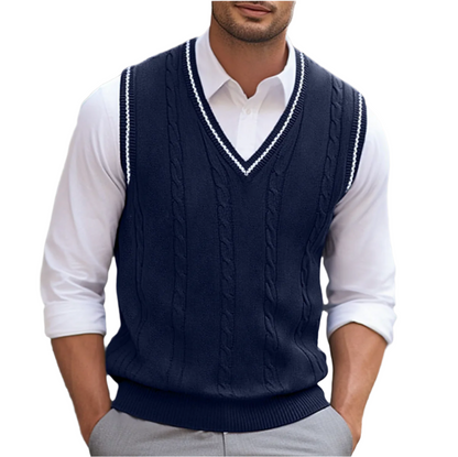 Een man draagt het donkerblauwe Nils mouwloze vest in een kantoorachtige setting.