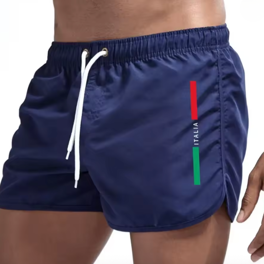 Vooraanzicht van de Otis Italiaanse zwemshort in levendig rood, met de kenmerkende 'Italia' print op de zijkant.