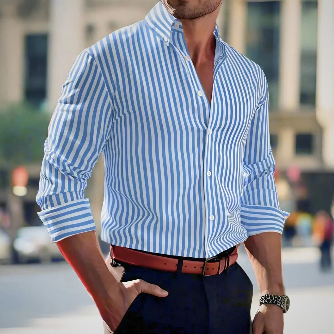 Model draagt het overhemd in een casual setting, gecombineerd met een broek.