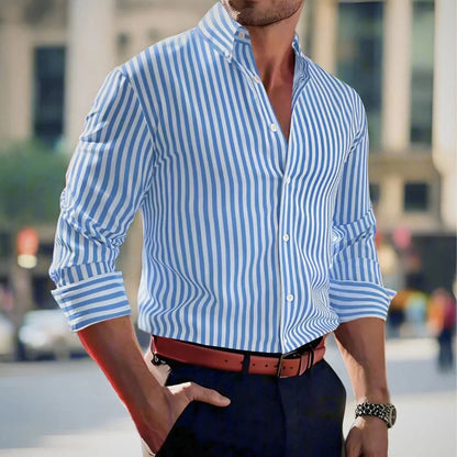 Model draagt het overhemd in een casual setting, gecombineerd met een broek.