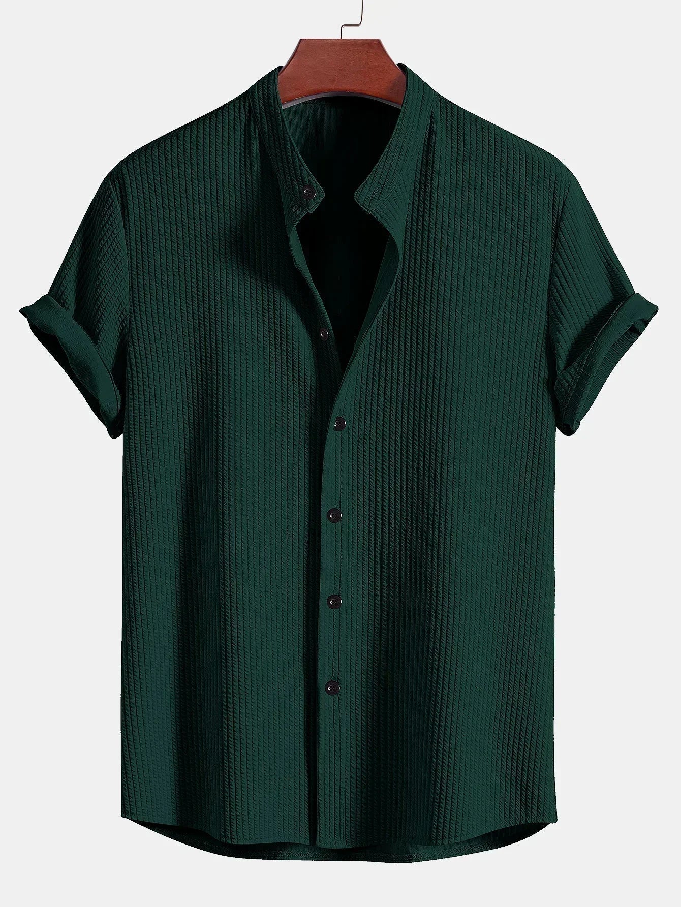 Model draagt het Peter premium heren overhemd in marineblauw, in een formelere setting, onder een blazer.