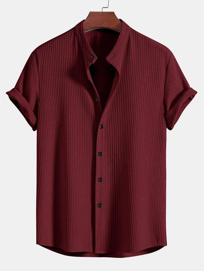 Model lachend en ontspannen in het Peter premium heren overhemd in rood, toont bewegingsvrijheid en comfort.