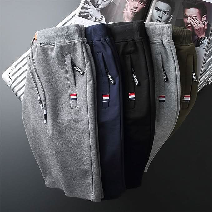 Quinn sportieve shorts in marineblauw, voorzijde, gedragen door een man in actieve pose, toont de pasvorm en stretch.