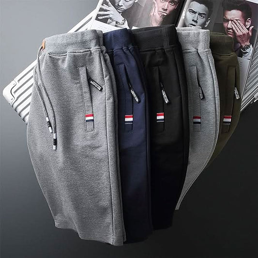 Quinn sportieve shorts in marineblauw, voorzijde, gedragen door een man in actieve pose, toont de pasvorm en stretch.