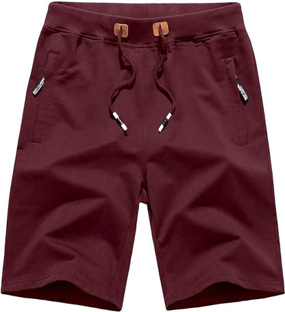 Zijaanzicht van de Quinn shorts in het wit, gedragen, toont de knie-lengte en de bewegingsvrijheid van het ontwerp.