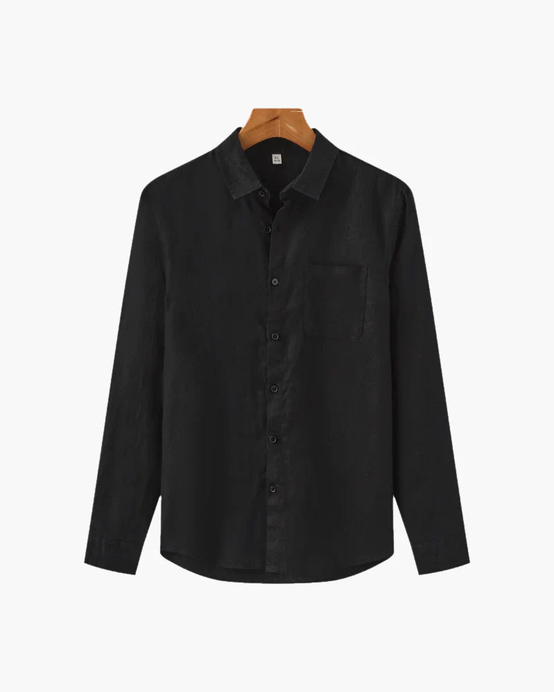 Stapel van verschillende kleuren linnen overhemden voor heren, netjes opgevouwen en klaar voor gebruik.