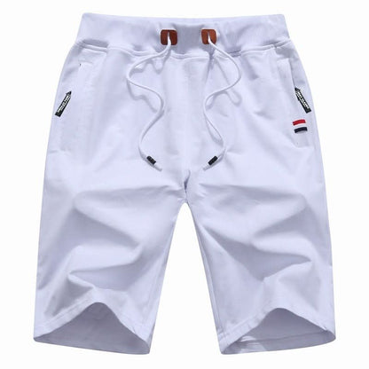 Quinn sportieve shorts in marineblauw, gedragen tijdens een lichte training, toont flexibiliteit en comfort.
