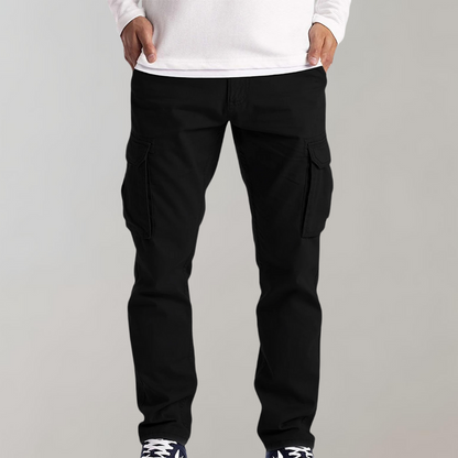 Rafael heren cargo broek gedragen door een model in een casual setting, toont de veelzijdigheid van de broek.