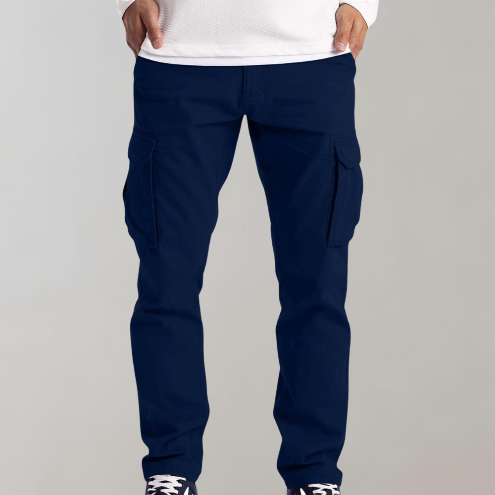 Achterkant van de Rafael heren cargo broek, met details van de achterzakken en de naad.