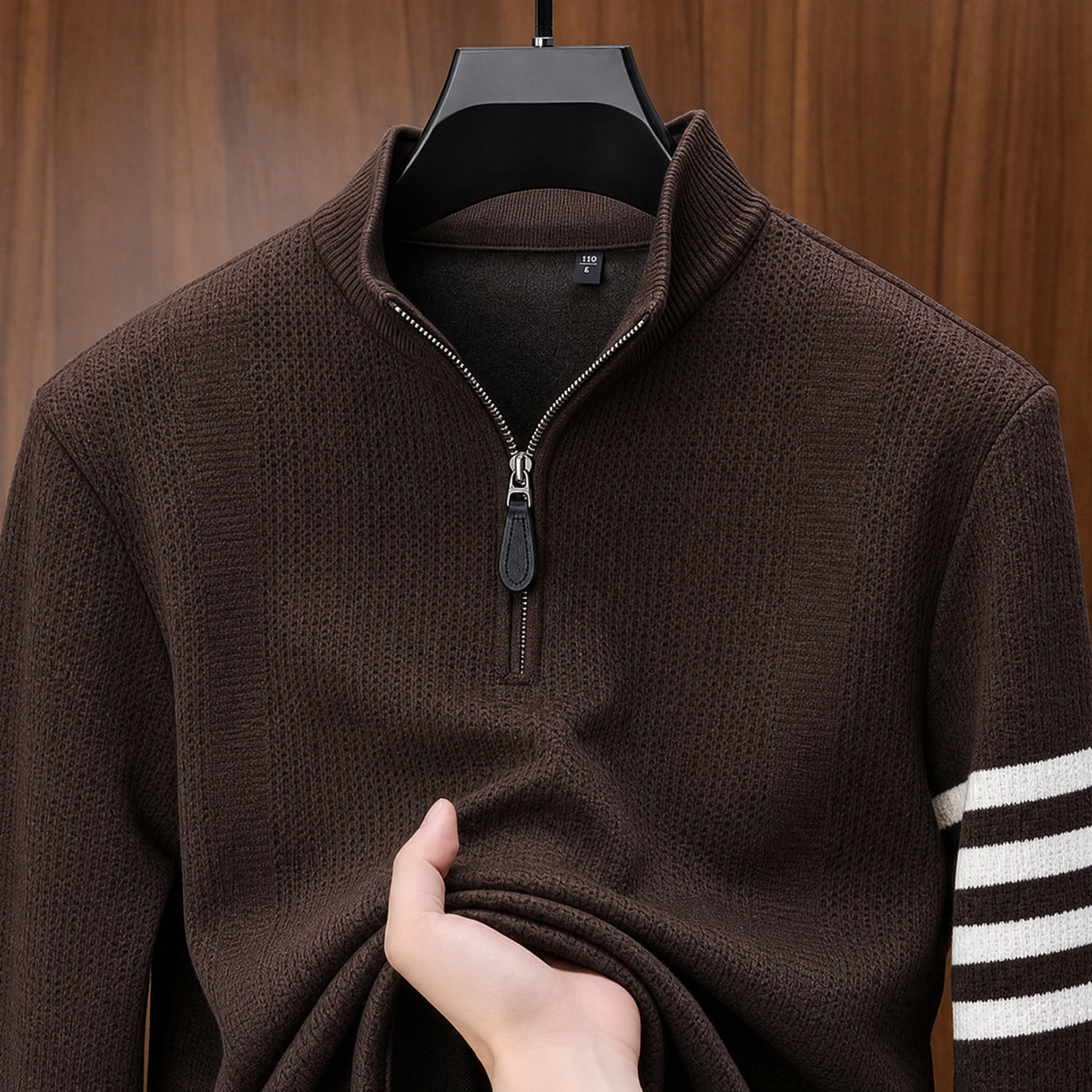 Een man draagt de bruine kwartrits trui in een casual setting, gecombineerd met een overhemd voor een gelaagde look.