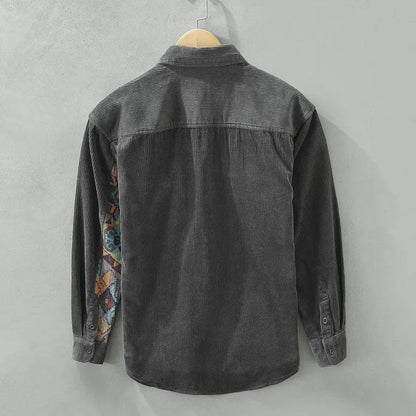 Close-up van de zware corduroy stof van het overshirt, met de knoopsluiting en textuur duidelijk zichtbaar.