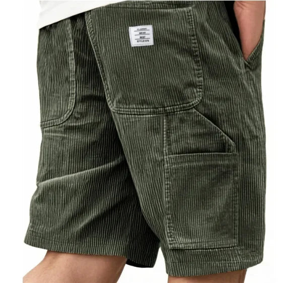 Zijaanzicht van de Remi cargoshort in donkerblauw, met focus op de ribstructuur en de relaxte pasvorm voor heren.