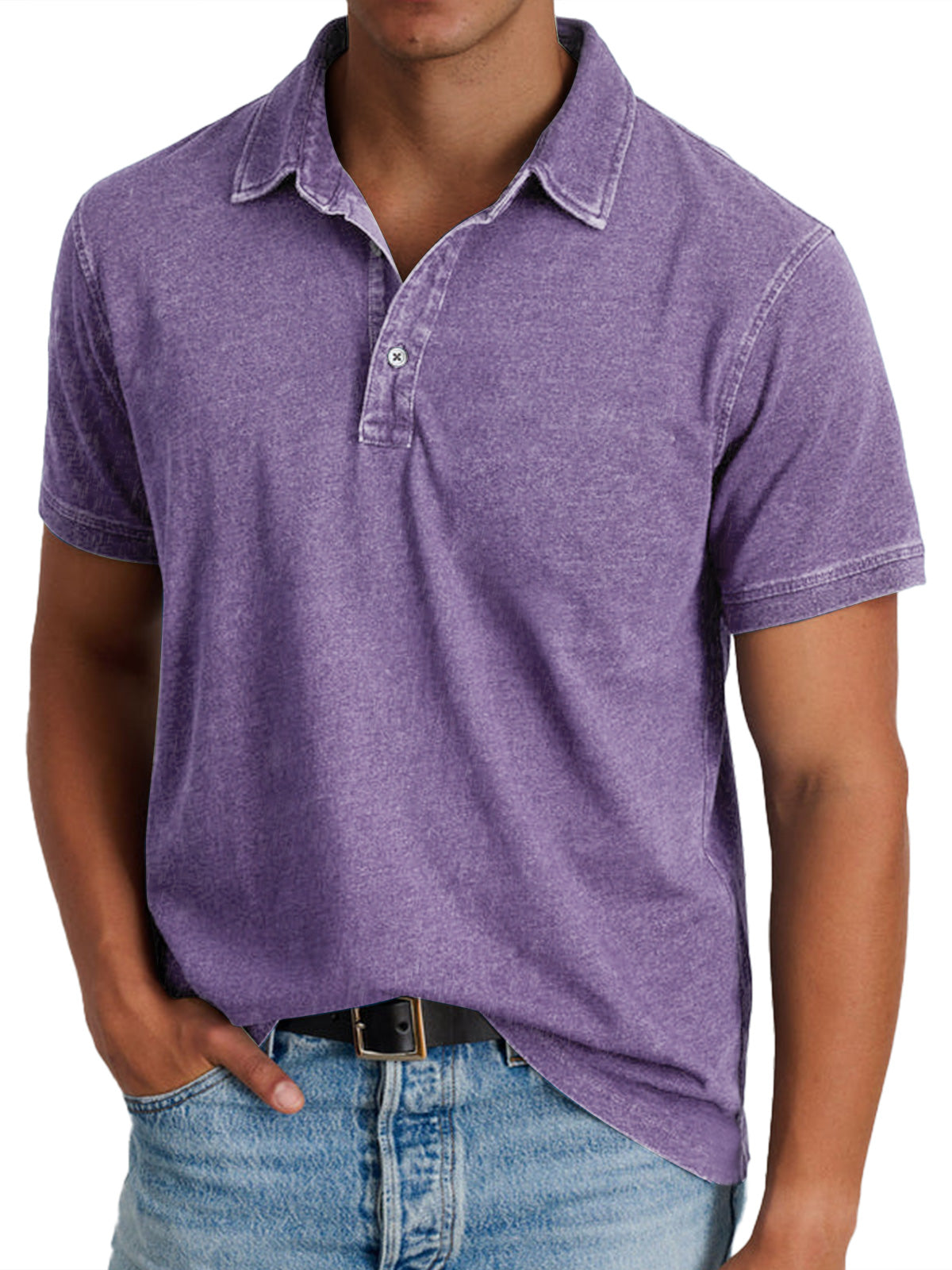 Man die een bruin poloshirt draagt in een levendige buitenomgeving, stralend van vertrouwen.