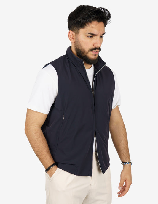 Vooraanzicht van een donkerblauw strijkvrij heren vest, gedragen door een model, toont de slanke pasvorm.