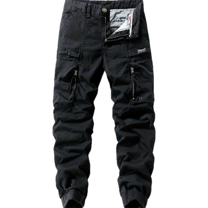 Achterkant van de zwarte cargo jogger broek, met nadruk op de pasvorm en de afwerking.