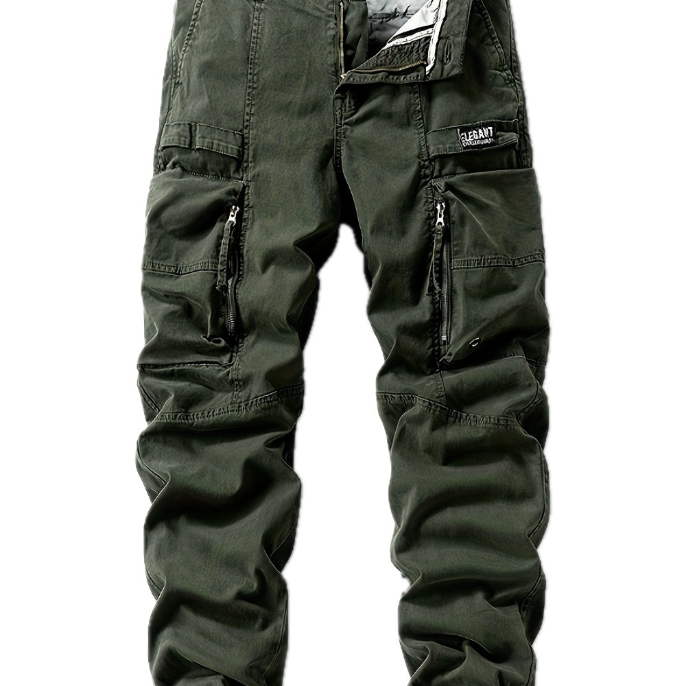 Detailopname van de duurzame stof en de functionele cargozak op de groene cargo jogger broek.