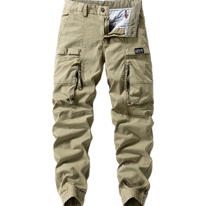 Vooraanzicht van de Noud cargo jogger broek in kaki kleur, met zichtbare zakken en elastische boorden.