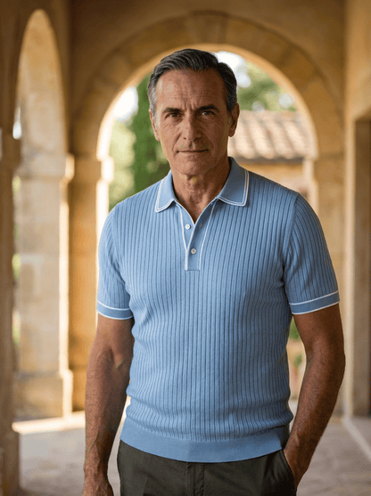 Voorzijde van een marineblauw geribbeld gebreid poloshirt, op een witte achtergrond, toont de fijne textuur.