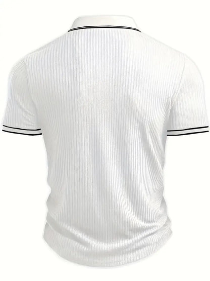 Textuurdetail van het grijze geribbelde gebreide poloshirt, toont de fijne ribbels en de zachte stof.