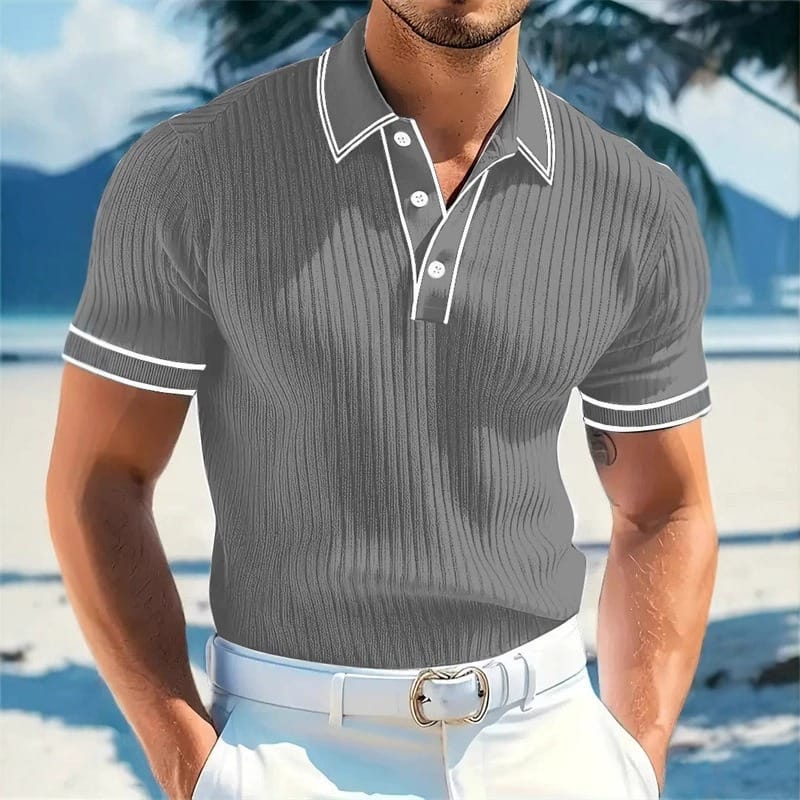 Detailopname van de gestructureerde kraag van het witte geribbelde gebreide poloshirt, perfect voor een nette look.
