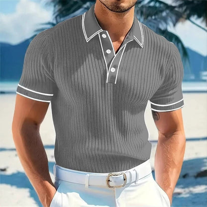 Detailopname van de gestructureerde kraag van het witte geribbelde gebreide poloshirt, perfect voor een nette look.