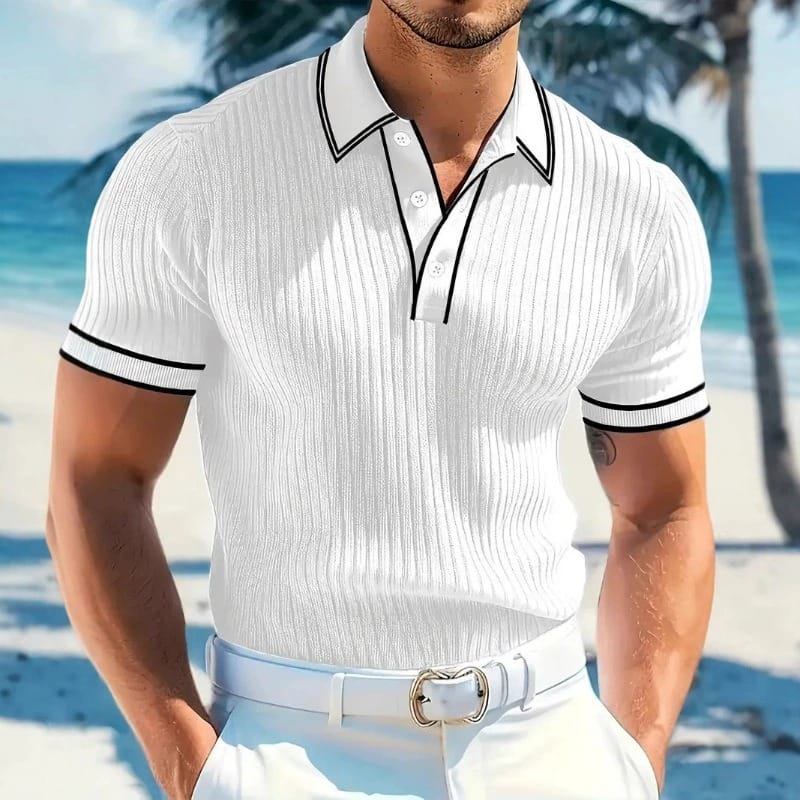 Een man draagt het zwarte geribbelde gebreide poloshirt in een casual buitenomgeving, straalt ontspanning uit.