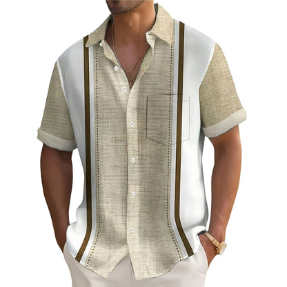 Zijaanzicht van het Stijn gestreepte resort overhemd in beige, dat de relaxte pasvorm en de kwaliteitsafwerking toont.
