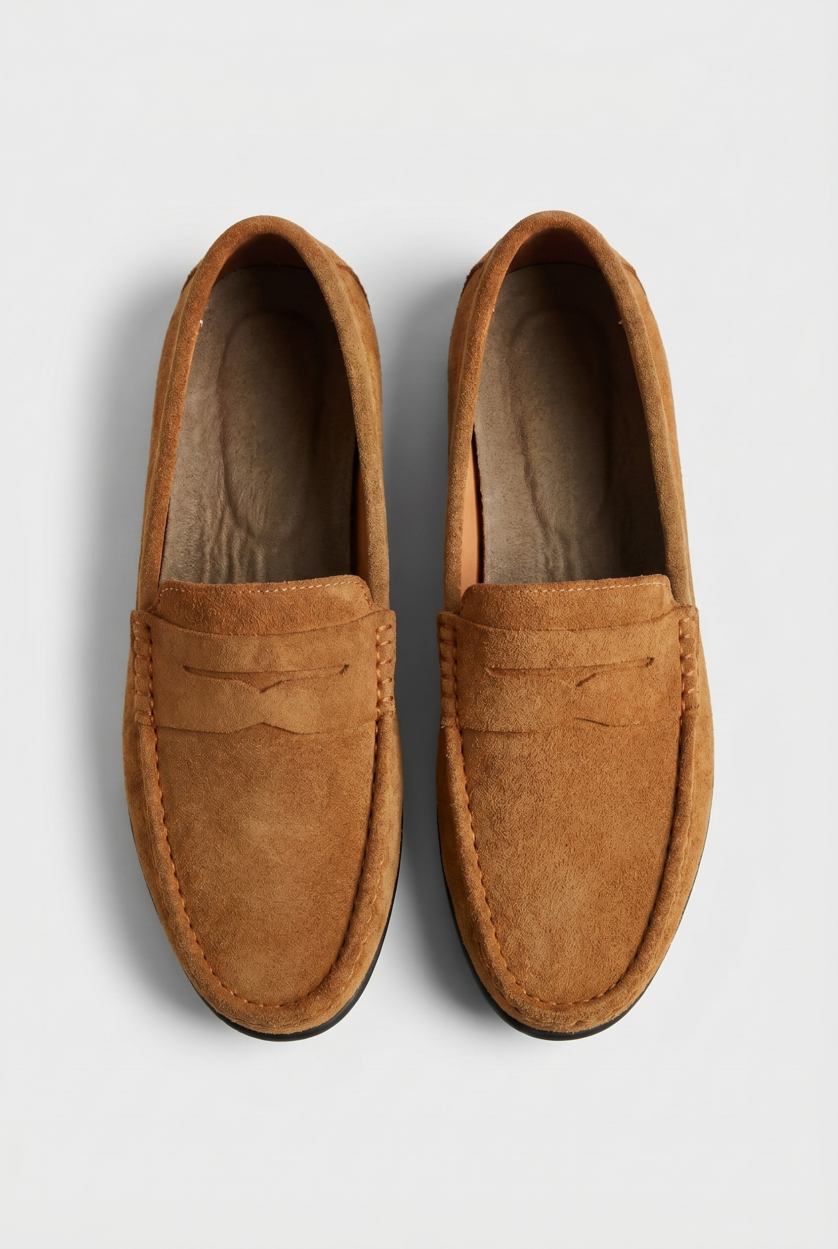 Zwarte Fabian heren loafers, bovenaanzicht met focus op het decoratieve bandje en de fijne stiksels.