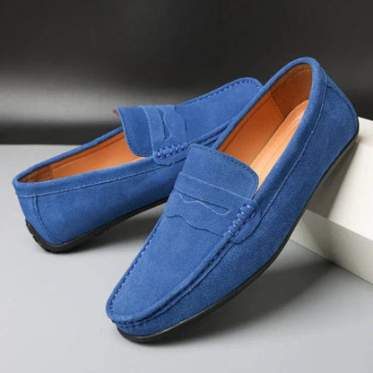Fabian loafers in een diepbruine kleur, zijkant toont de lage pasvorm en de dunne, contrasterende buitenzool.