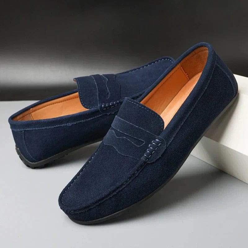 Marineblauwe Fabian heren loafers, schuin van voren gefotografeerd, met de nadruk op de elegante vormgeving.
