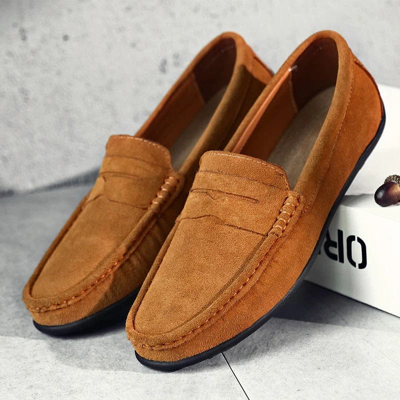 Een paar zwarte Fabian heren loafers, van bovenaf gezien, gepresenteerd op een neutrale achtergrond.