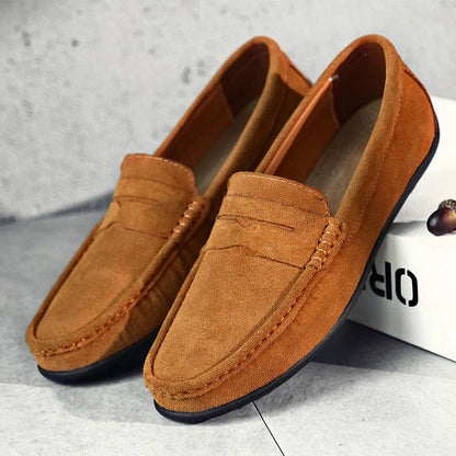 Een paar zwarte Fabian heren loafers, van bovenaf gezien, gepresenteerd op een neutrale achtergrond.