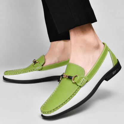Italiaanse leren instappers in een lifestyle setting, gecombineerd met een casual-chique outfit.