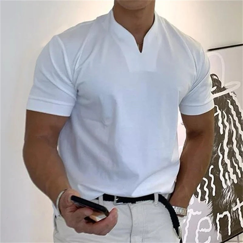 Vooraanzicht van het comfortabele Thymen Heren T-shirt met V-hals in effen zwarte kleur, perfect voor dagelijks gebruik.