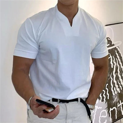 Vooraanzicht van het comfortabele Thymen Heren T-shirt met V-hals in effen zwarte kleur, perfect voor dagelijks gebruik.