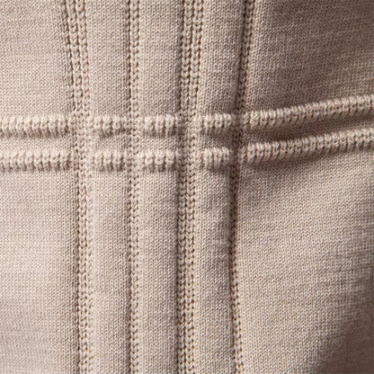 Beige heren trui liggend op een plat oppervlak, met aandacht voor de gelijkmatige stiksels en kleur.