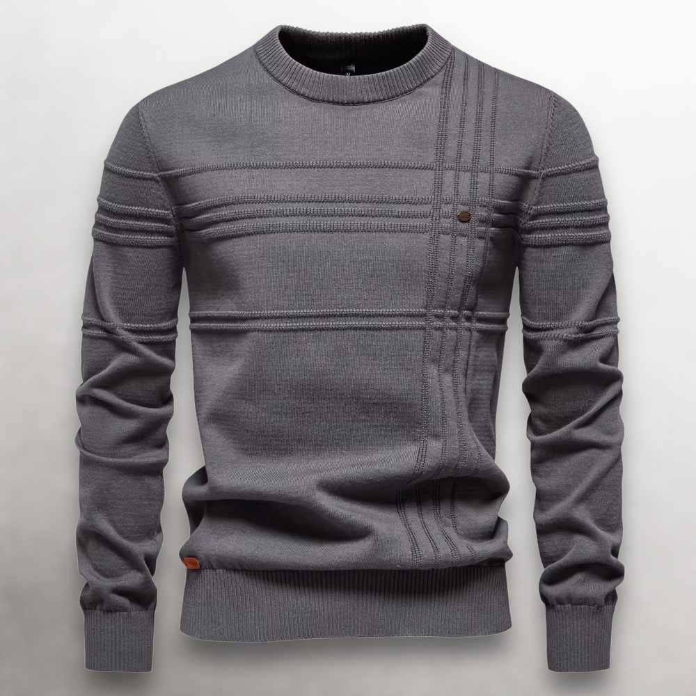 Gedetailleerde close-up van de geribbelde kraag en het tonale breisel van de grijze katoenen sweater.