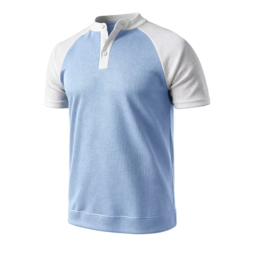 Vooraanzicht van het Tobias T-shirt in een lichte kleur, relaxed vallend op een model