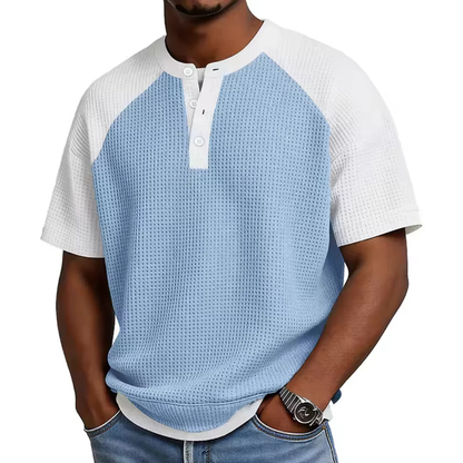 Zijaanzicht van het Tobias comfortabel T-shirt, waarbij de open kraag duidelijk zichtbaar is