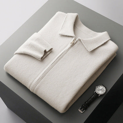 Model draagt de crème-kleurige Merino wollen trui open over een wit T-shirt, casual en stijlvol.