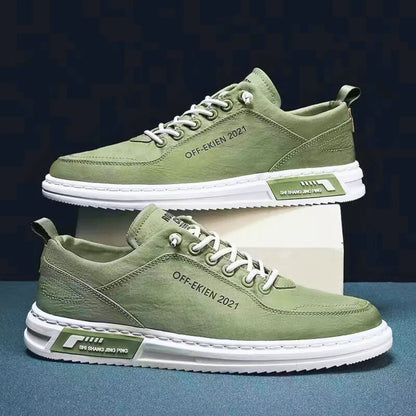 Bode heren sneakers in stijlvol groen, zijaanzicht met focus op de lederen textuur en nette veters.
