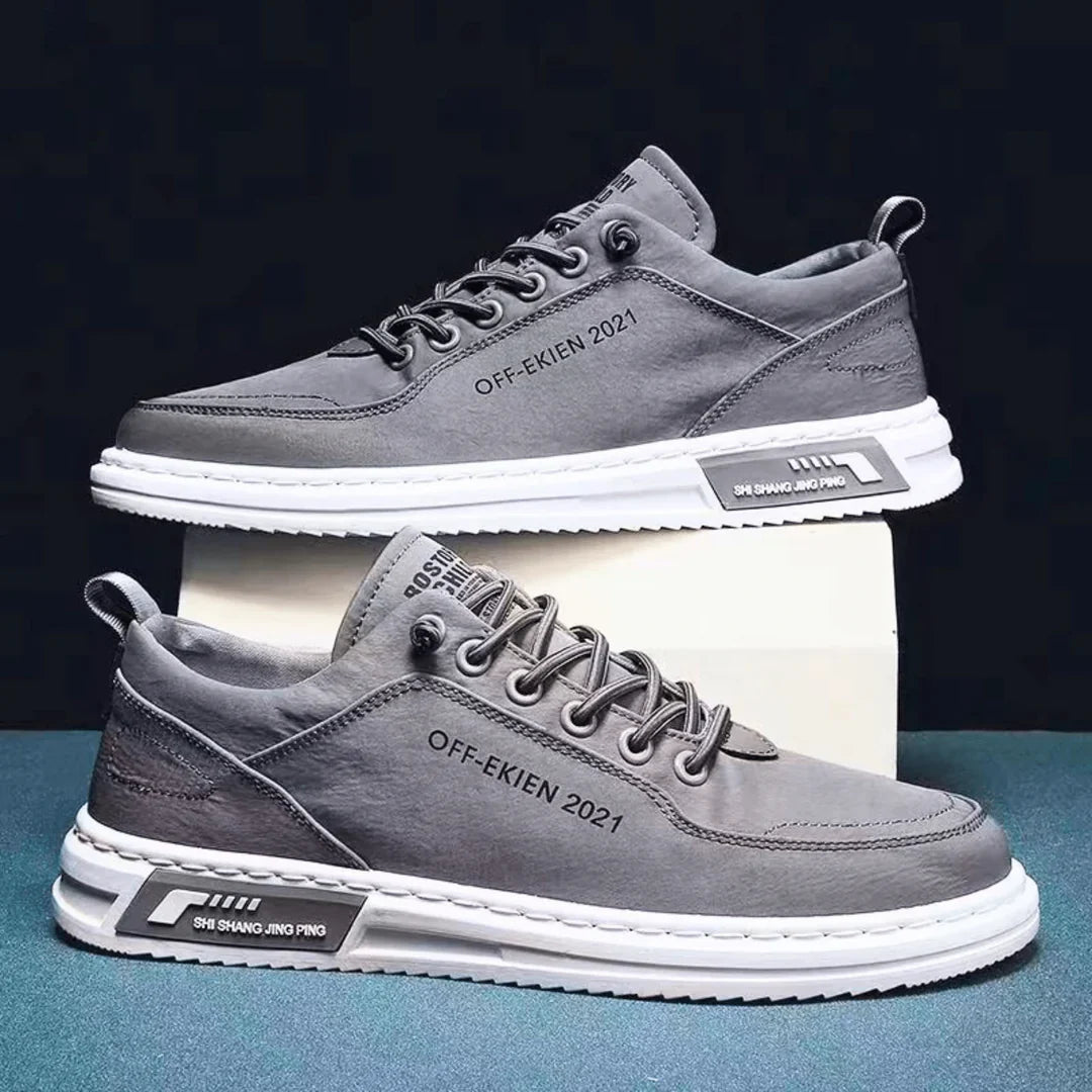 Zwarte Bode sneakers gedragen door een man, staand in een ontspannen pose, perfect voor een casual outfit.