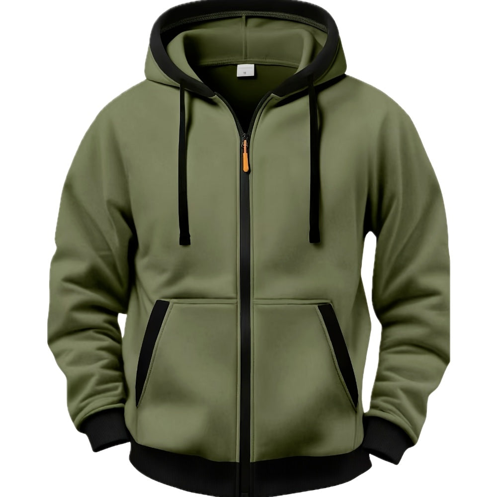 Vrouw draagt de Anya hoodie ontspannen in een stedelijke omgeving, gecombineerd met jeans.