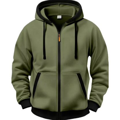 Vrouw draagt de Anya hoodie ontspannen in een stedelijke omgeving, gecombineerd met jeans.